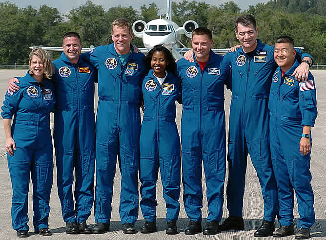 La tripulación del Discovery en el Centro Espacial de Kennedy, en Cabo Cañaveral