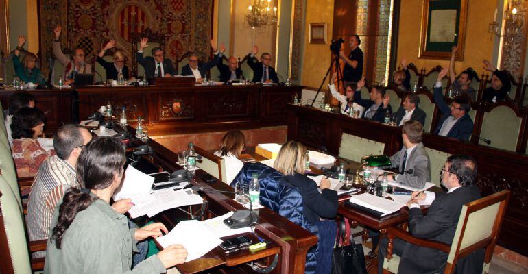 Moment en què els grups del PSC, C's i de la Crida per Lleida-CUP voten a favor de l'expedient d'ordenances fiscals 2016, durant el Ple de la Paeria de Lleida del 30 d'octubre del 2015.