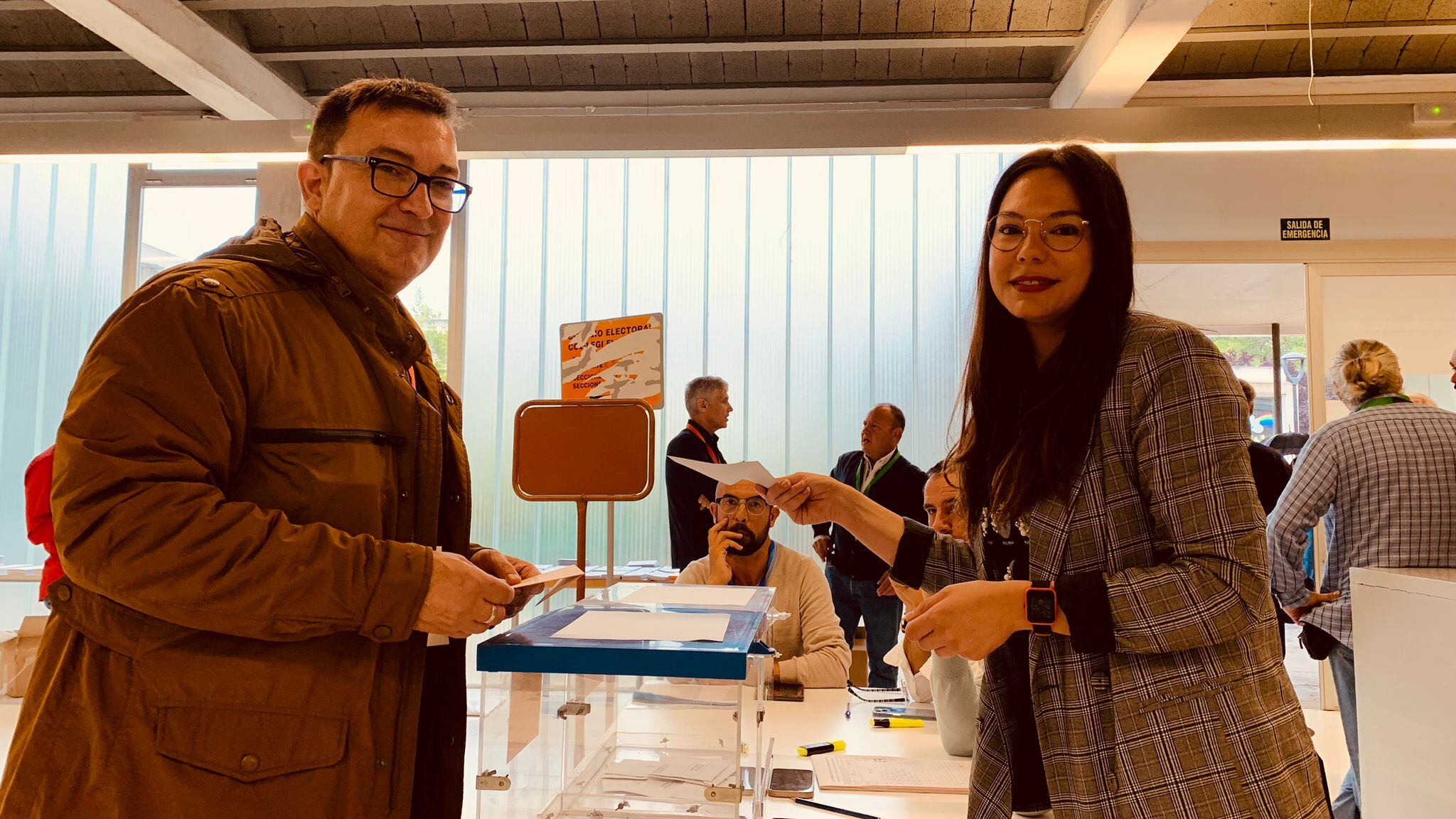 Pere Beneyto, candidato de Compromís, vota en Benidorm