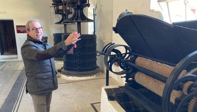 Manuel López, director del Museo del Vino, durante el paseo que hemos realizado por las instalaciones