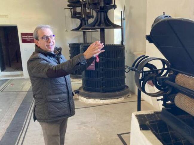 Manuel López, director del Museo del Vino, durante el paseo que hemos realizado por las instalaciones