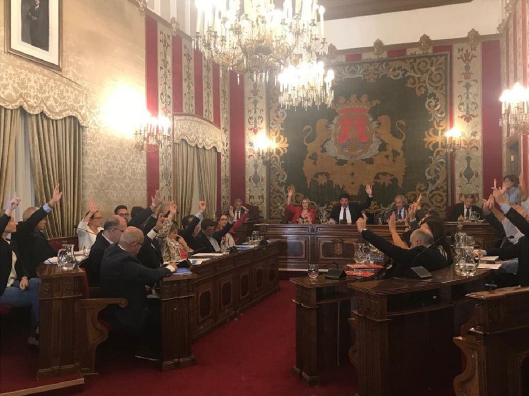 Imagen de archivo de una sesión plenaria de esta legislatura antes de la crisis sanitaria