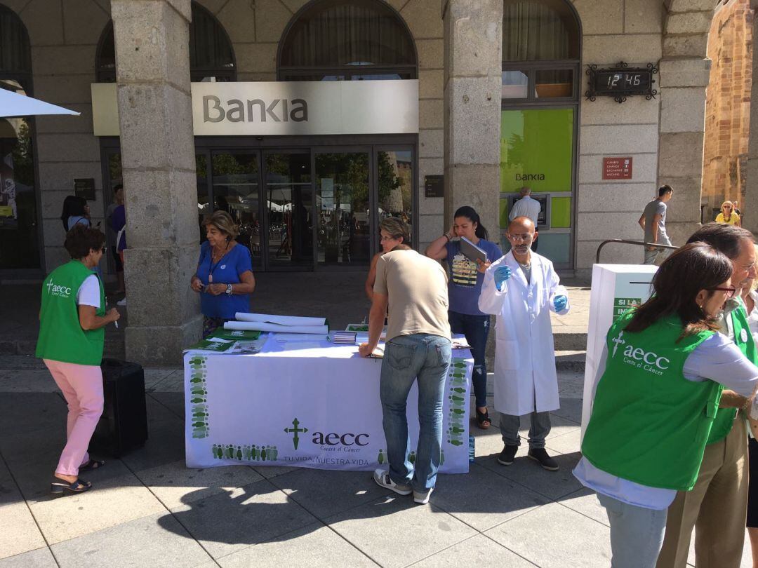 La AECC llevó a cabo una jornada de recogida de firmas en el Mercado Grande