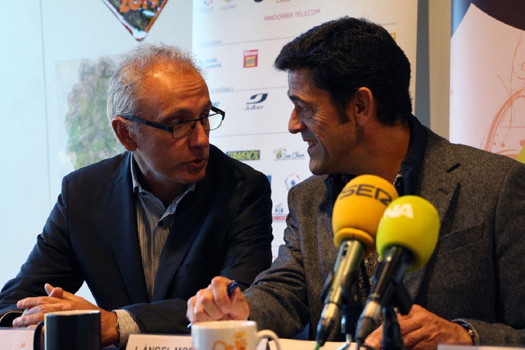 El ministre de Turisme i el cònsol d'Ordino parlen afablement aquest matí abans de presentar el balanç de la darrera edició de l'Andorra Ultra Trail VallNord