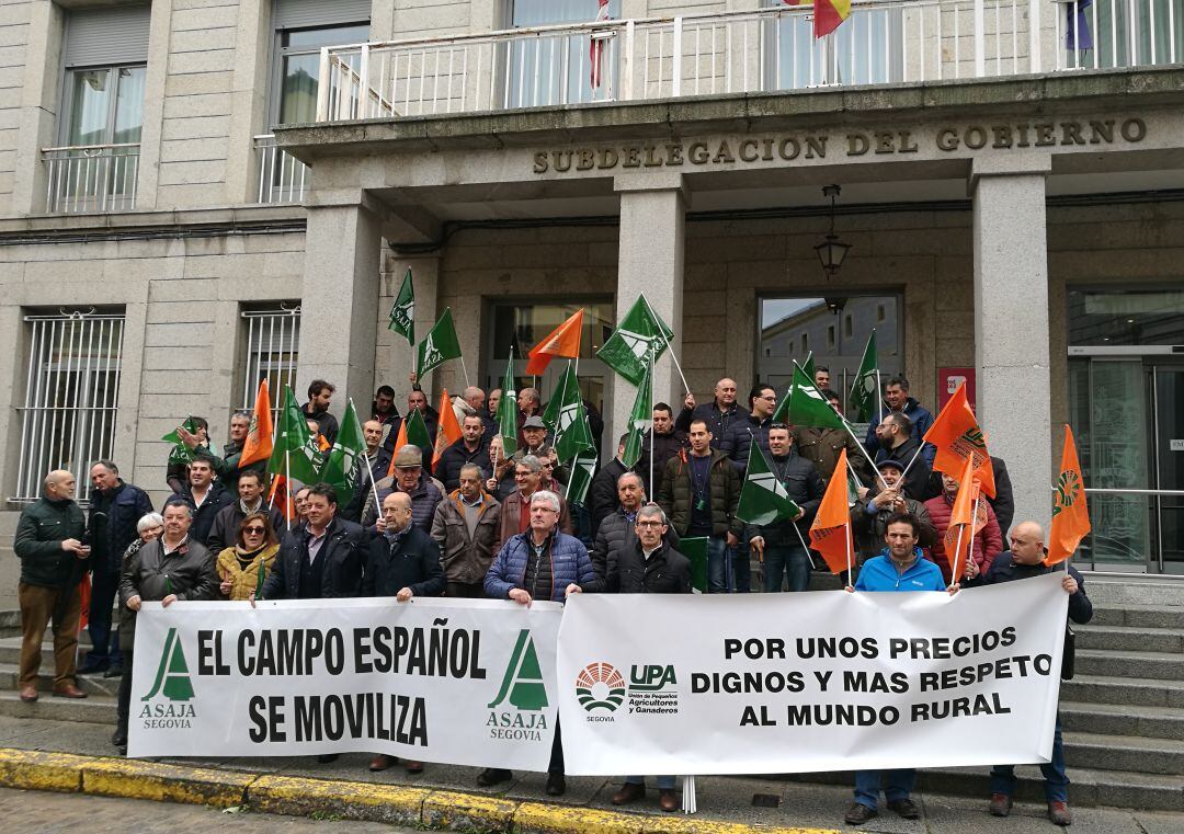 Agricultores y ganderos convocados por ASAJA y UPA a las puertas de la subdelegación del Gobierno donde se han concentrado
