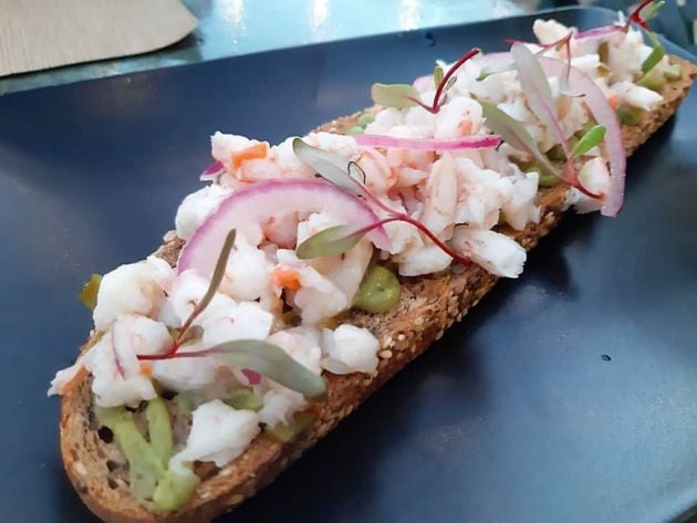 Tosta de pan campero con guacamole y langostinos al ajillo