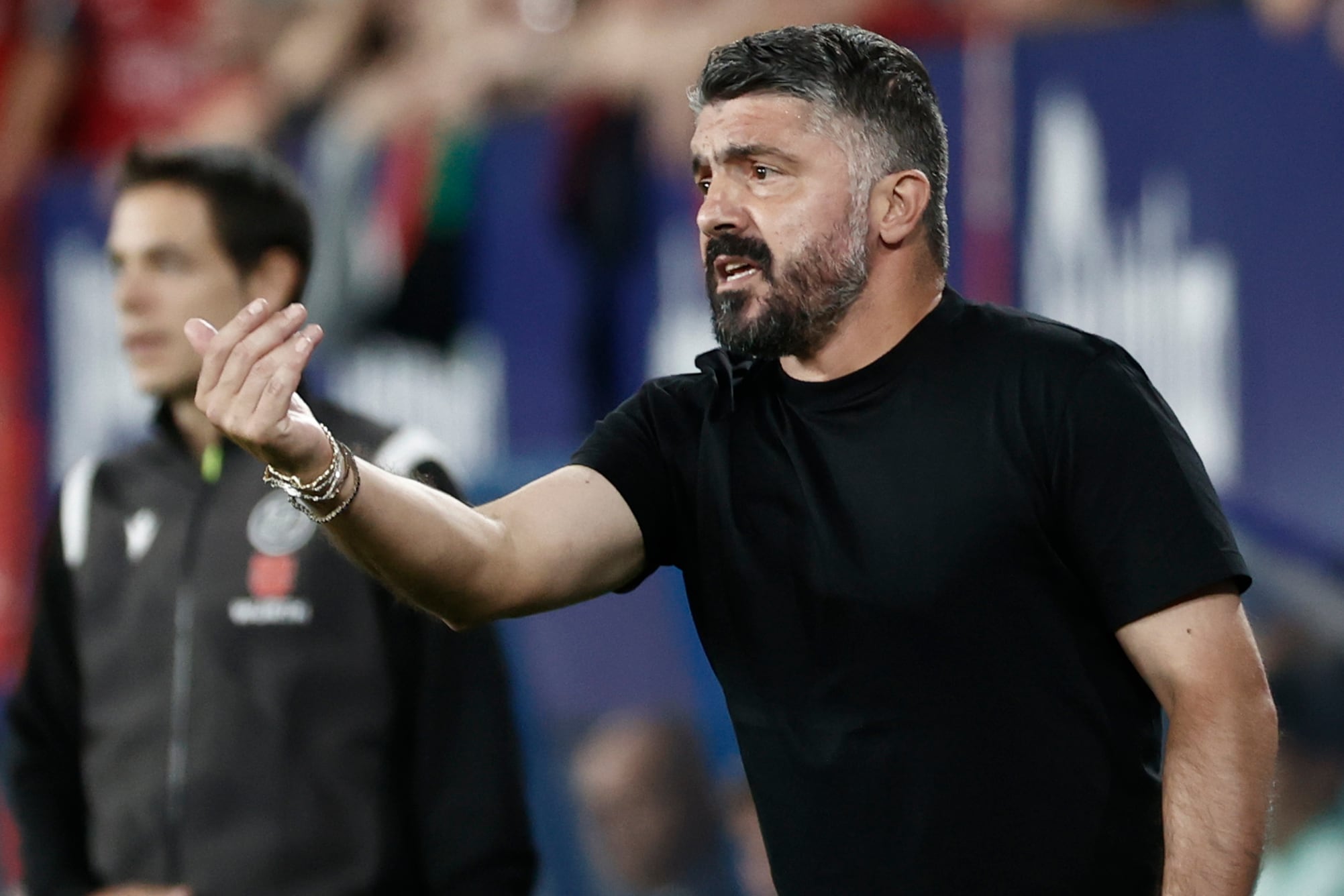 PAMPLONA, 07/10/2022.- El entrenador del Valencia, el italiano Genaro Gattuso, da instrucciones a sus jugadores durante el encuentro correspondiente a la octava jornada de primera división que disputan Osasuna y Valencia, hoy viernes en el estadio de El Sadar, en Pamplona. EFE / Jesús Diges.
