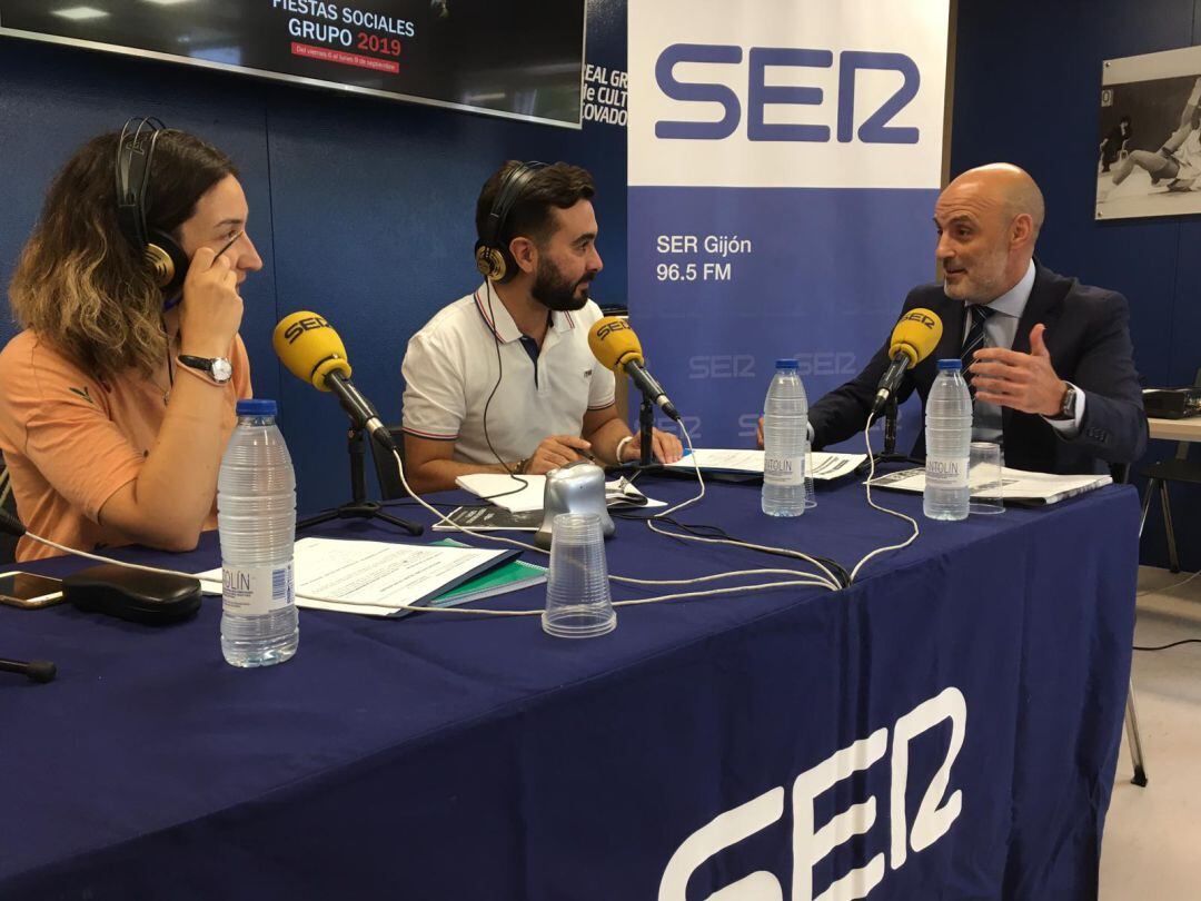 Antonio Corripio, presidente grupista, durante la conversación con Alicia Álvarez y David González.