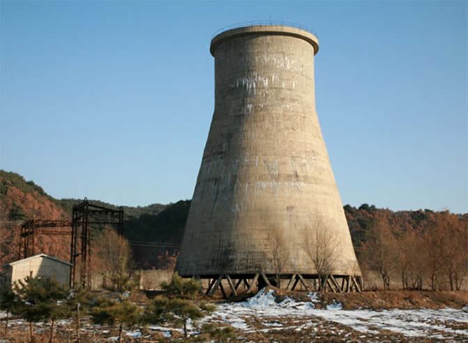 La torre de refrigeración de la central nuclear de Yongbyon.