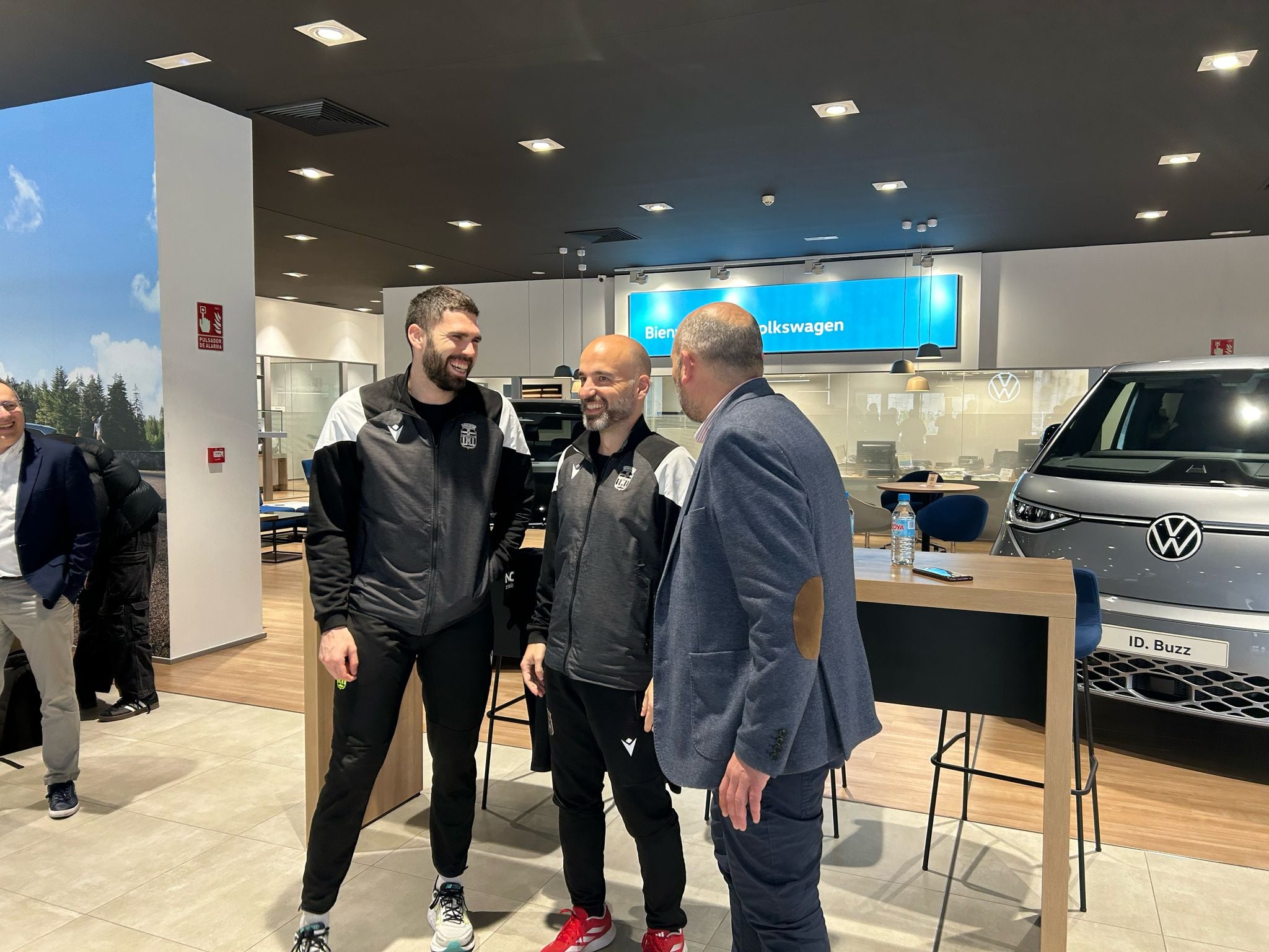 Javier Balastegui (izquierda), junto a Jordi Juste y el director deportivo, Pepe García