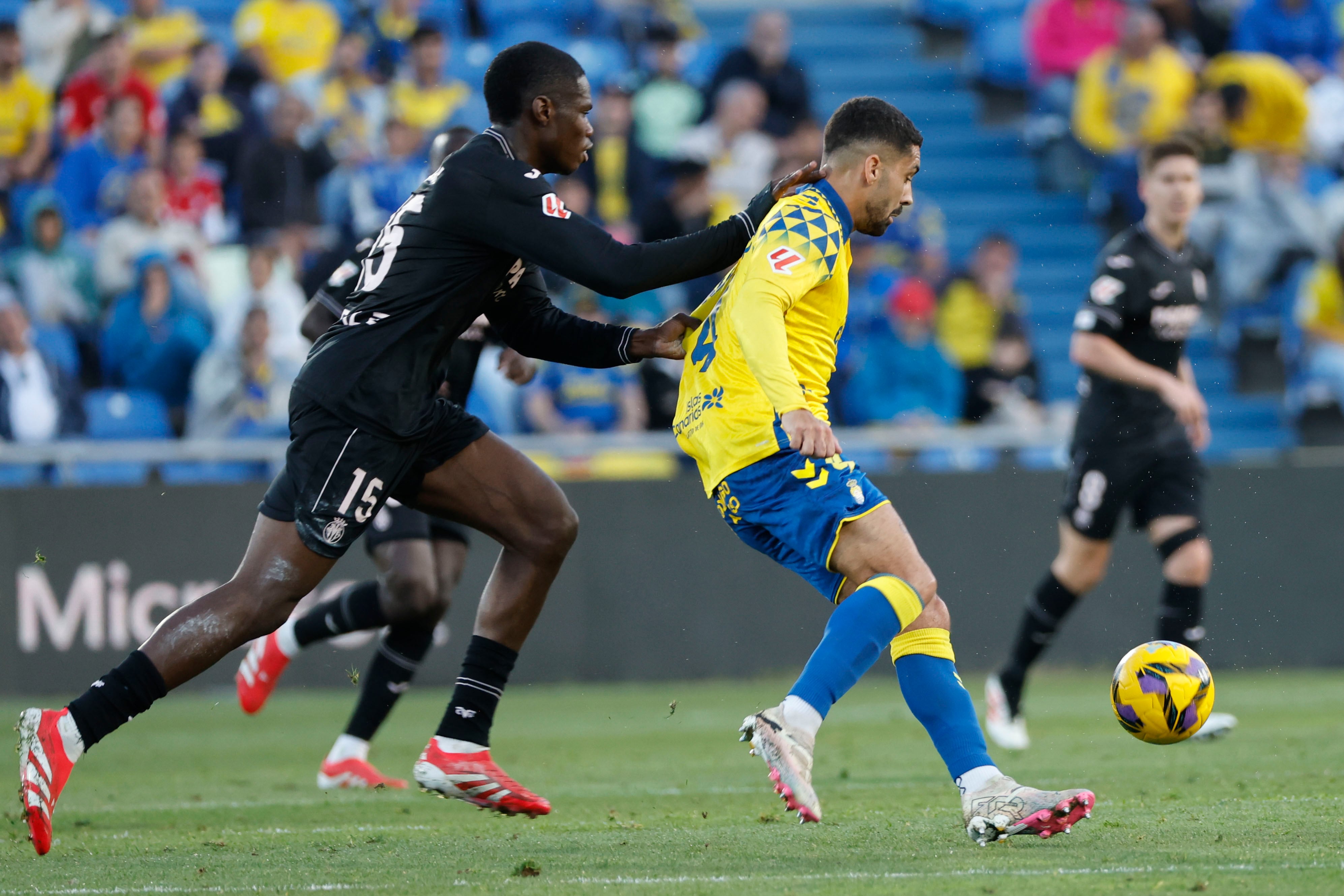 LAS PALMAS DE GRAN CANARIA, 08/02/2025.- El jugador de Las Palmas Álex Suárez (d) y el del Villarreal Thierno Barry, durante el partido de LaLiga de fútbol que la UD Las Palmas y el Villarreal CF han disputado este sábado en el estadio Gran Canaria. EFE/Elvira Urquijo
