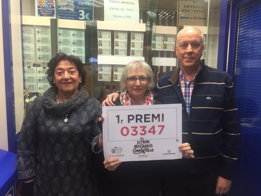 Maria Joseé Alviña, al centre de la imatge, acaronada pel seu marit i la dependenta de l'administració "Els Minairons"