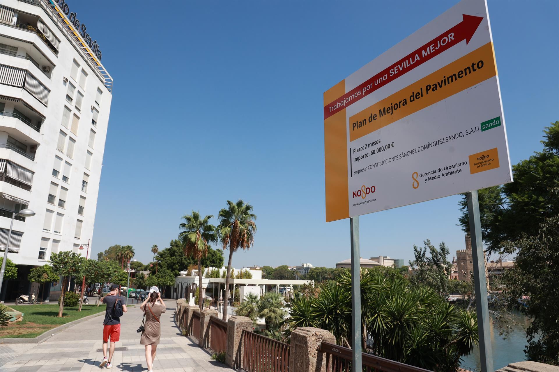 Archivo - Cartel de las obras de pavimentación, junto al río Guadalquivir, en una imagen de recurso.- ROCÍO RUZ / EUROPA PRESS - Archivo