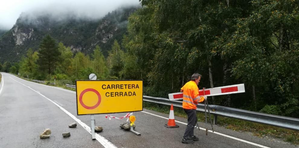 Momento en el que un operario de la Dirección General de Carreteras e Infraestructuras retira la valla que cortaba la A-138DGA