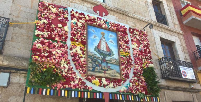 Cuadro de la Virgen terminada la ofrenda en la Plaza de la Constitución