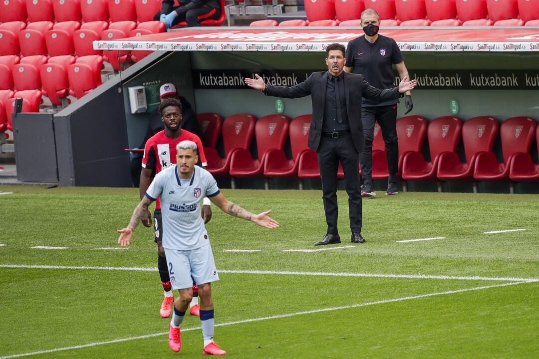 Simeone da instrucciones a los suyos en San Mamés