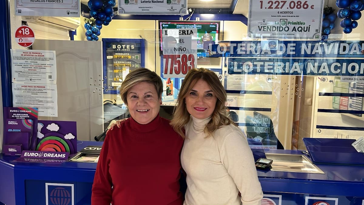 Así se entera la empleada de una tienda de Benidorm de que han vendido un quinto premio después de sufrir un robo por la noche