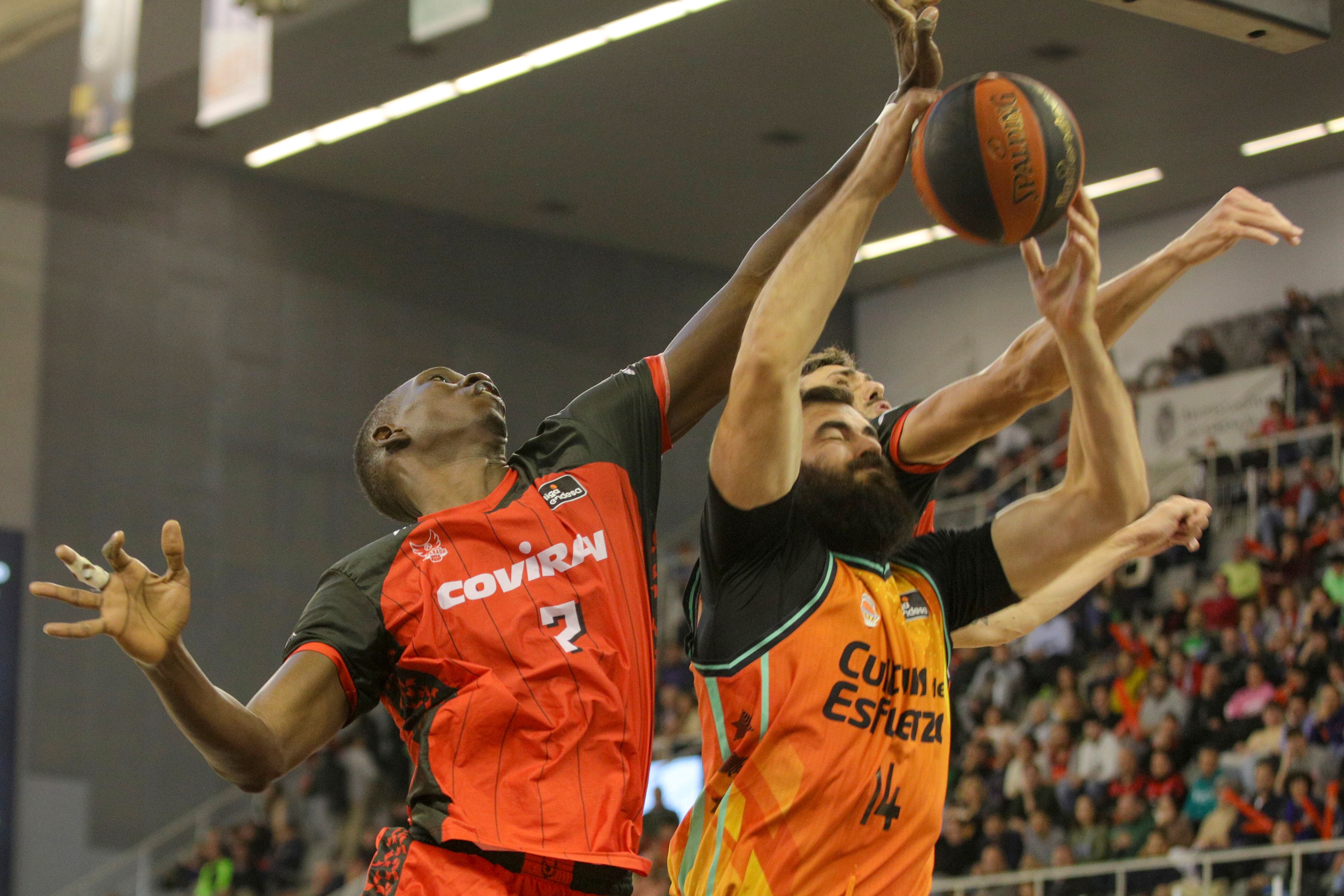 GRANADA, 18/12/2022.- El pívot hispano-senegalés Mamadou Niang (i), del Covirán Granada, lucha por el rebote ante Bojan Dubljevic (c), pívot montenegrino del Valencia Basket, durante el encuentro de la jornada 12 de la Liga Endesa entre el Covirán Granada y el Valencia Basket, este domingo en el Palacio Municipal de los Deportes de Granada. EFE/Pepe Torres
