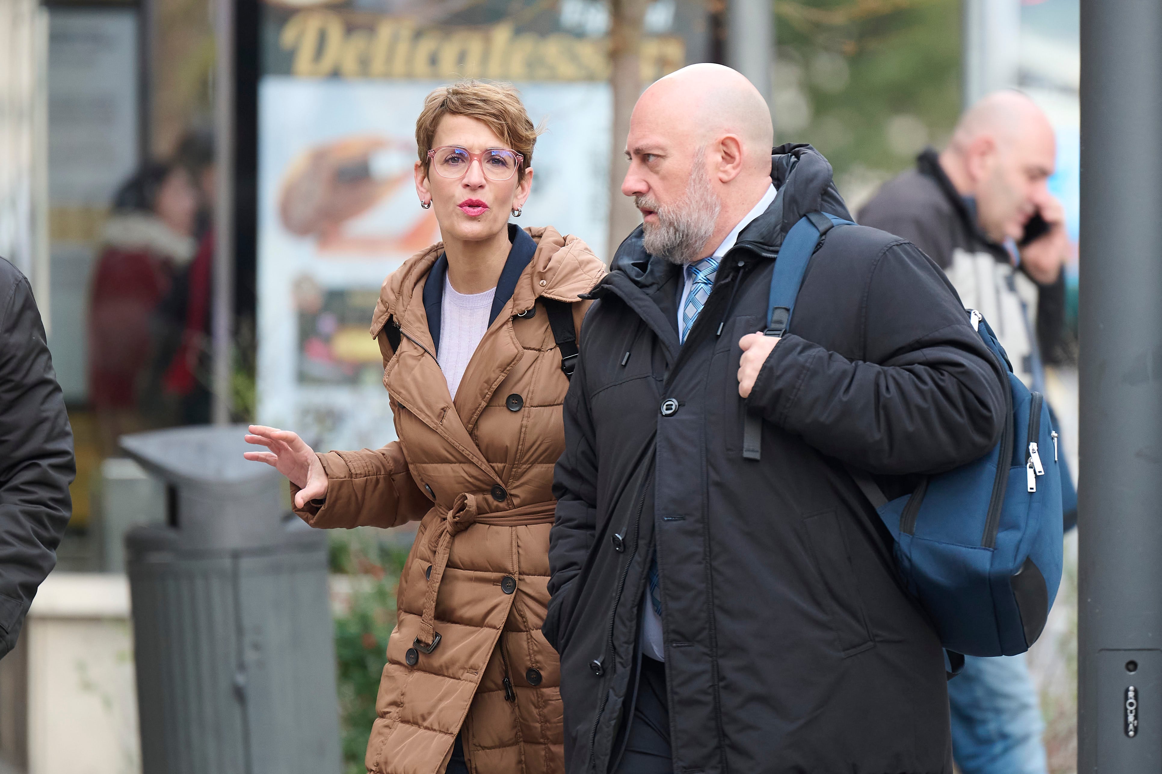 La presidenta de Navarra, María Chivite, y el consejero de Economía y Hacienda del Gobierno de Navarra, José Luis Arasti, a su llegada este jueves al Parlamento de Navarra para asistir al pleno sobre el Proyecto de Ley Foral de Presupuestos Generales de Navarra para el año 2026