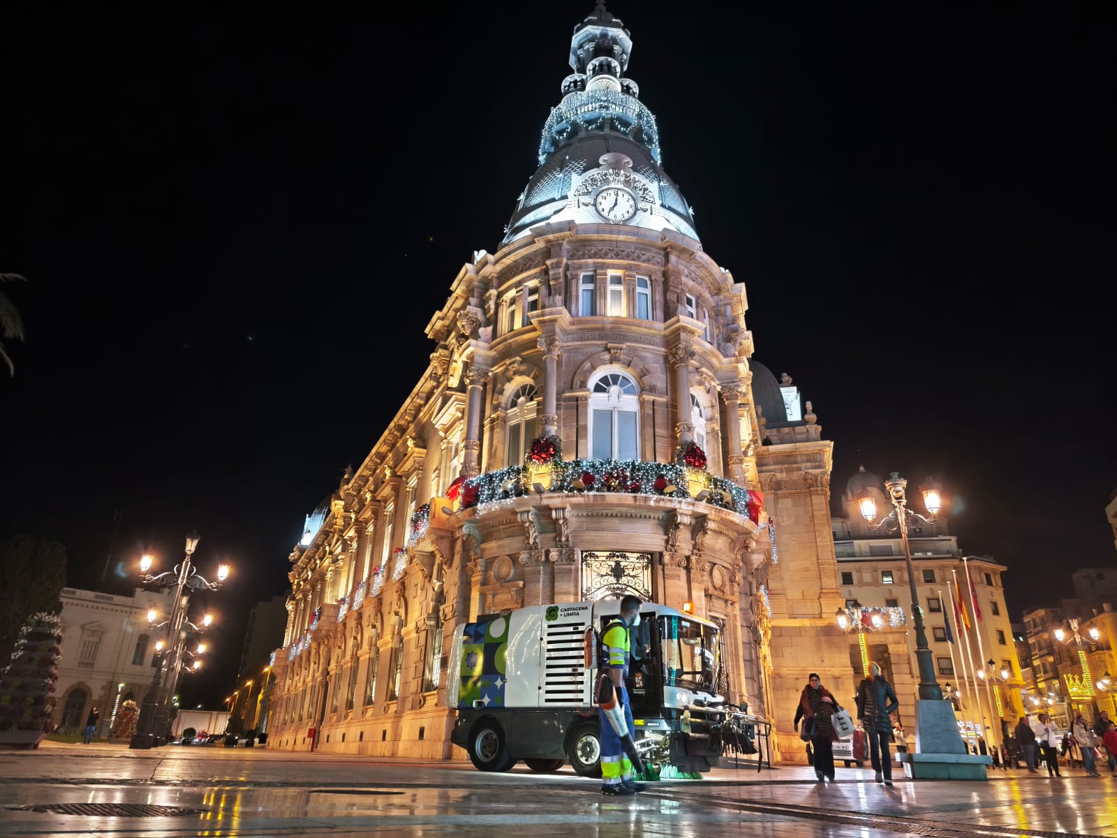 Una barredora frente al Palacio Consistorial