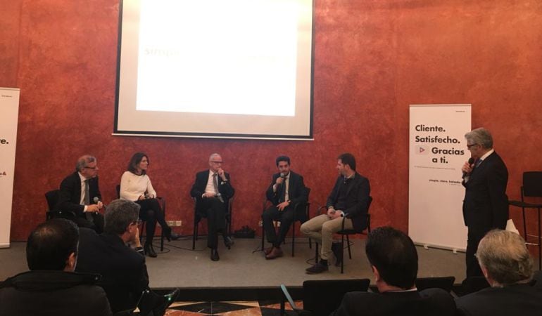 Imagen de la mesa redonda celebrada después de la presentación de la nueva campaña publicitaria