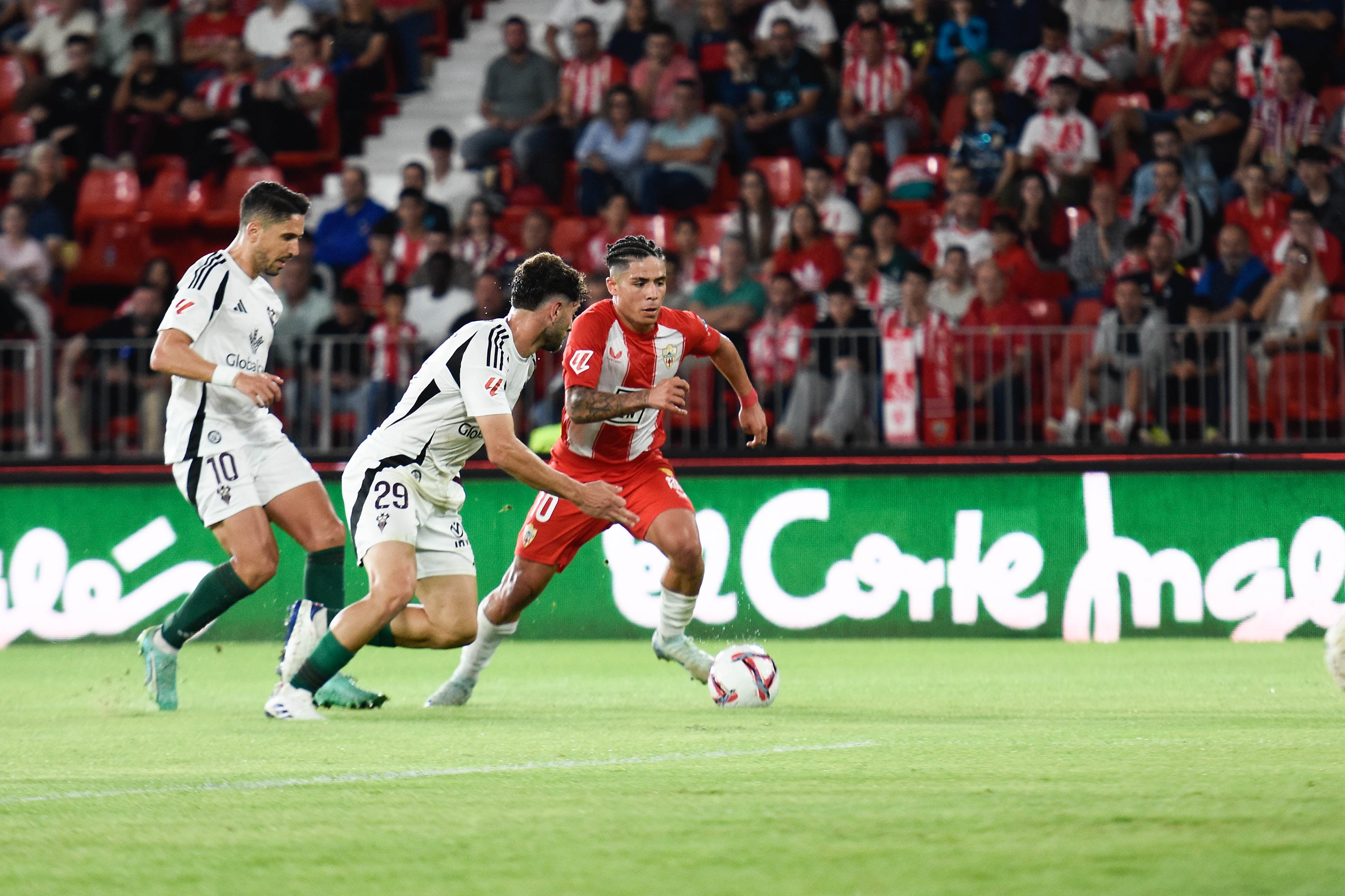 Nico Melamed se pierde cuando es tapado por hasta tres contrarios.