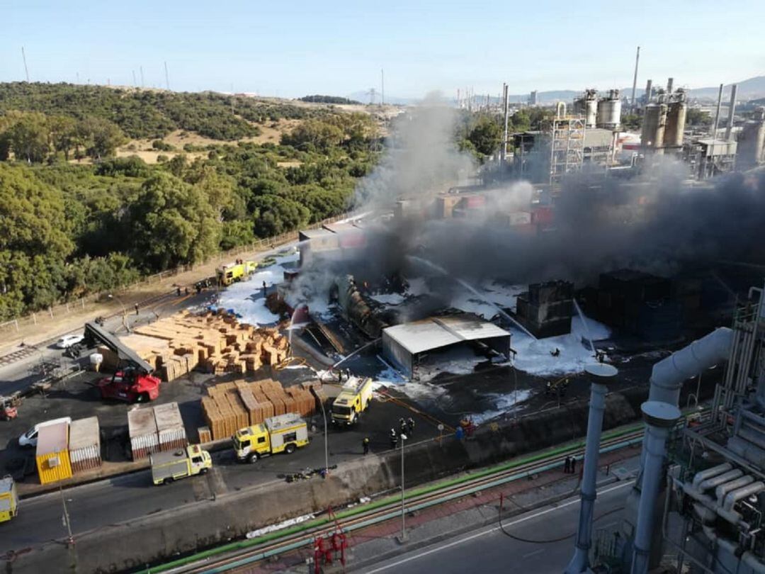 La nave de Indorama, afectada por el incendio, quedó totalmente calcinada.