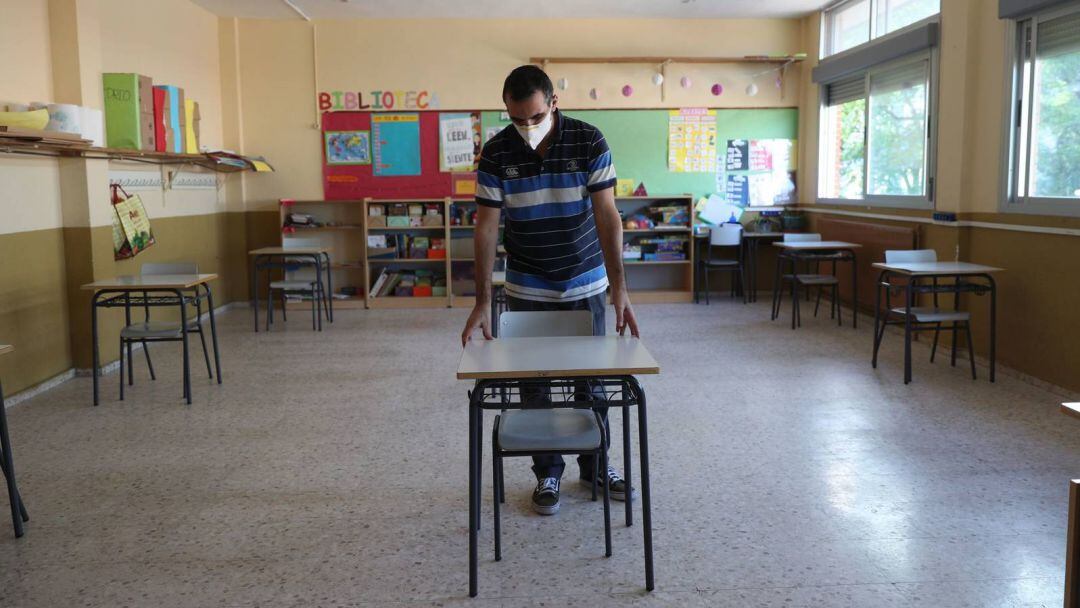 Un profesor prepara las aulas para la vuelta a clase en Madrid