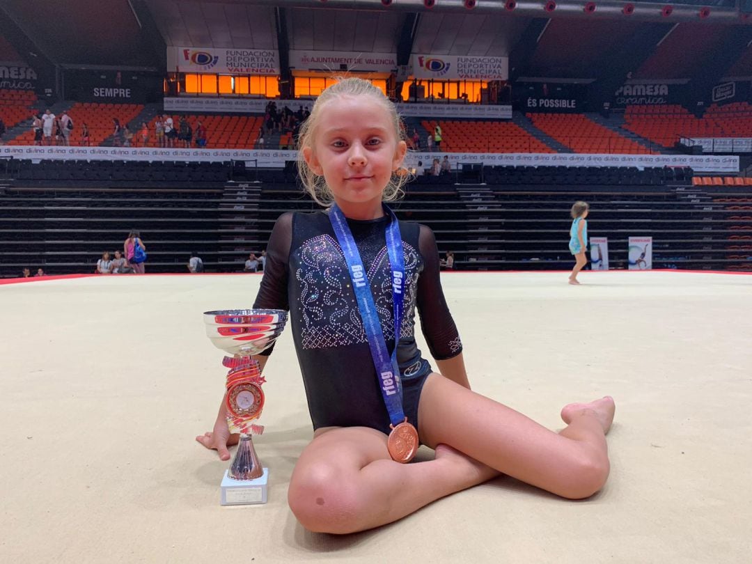 Carlota Pérez posa con su medalla de bronce en Valencia. 