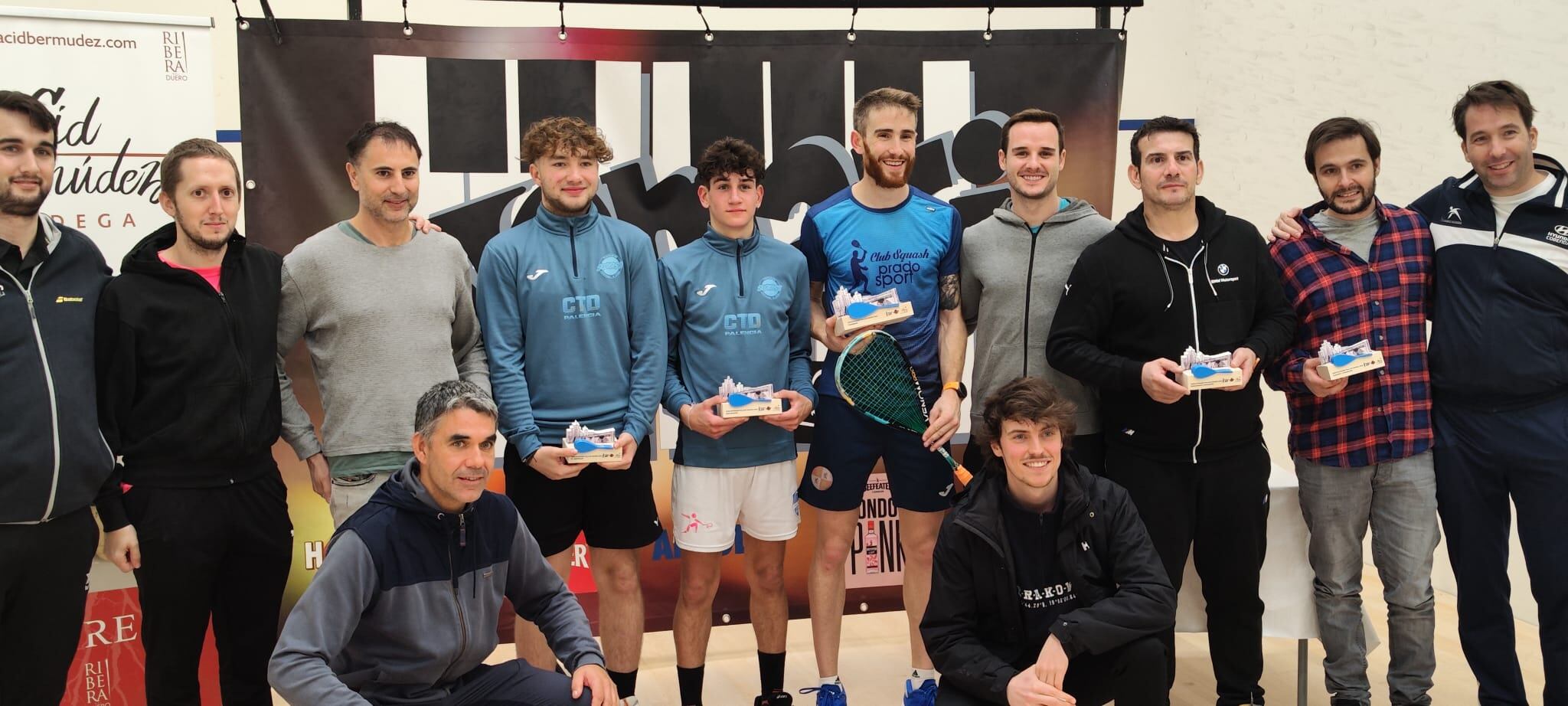 Abel Martín -de azul con raqueta- junto al resto del podio y participantes del Open Villa de Aranda
