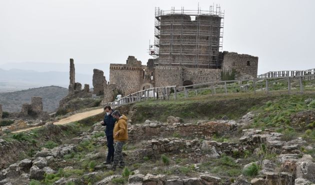 El diputado de Patrimonio y arqueólogo Miguel Ángel Valero visitas las obras en Moya acompañado de Michel Muñoz, codirector arqueológico de las obras.