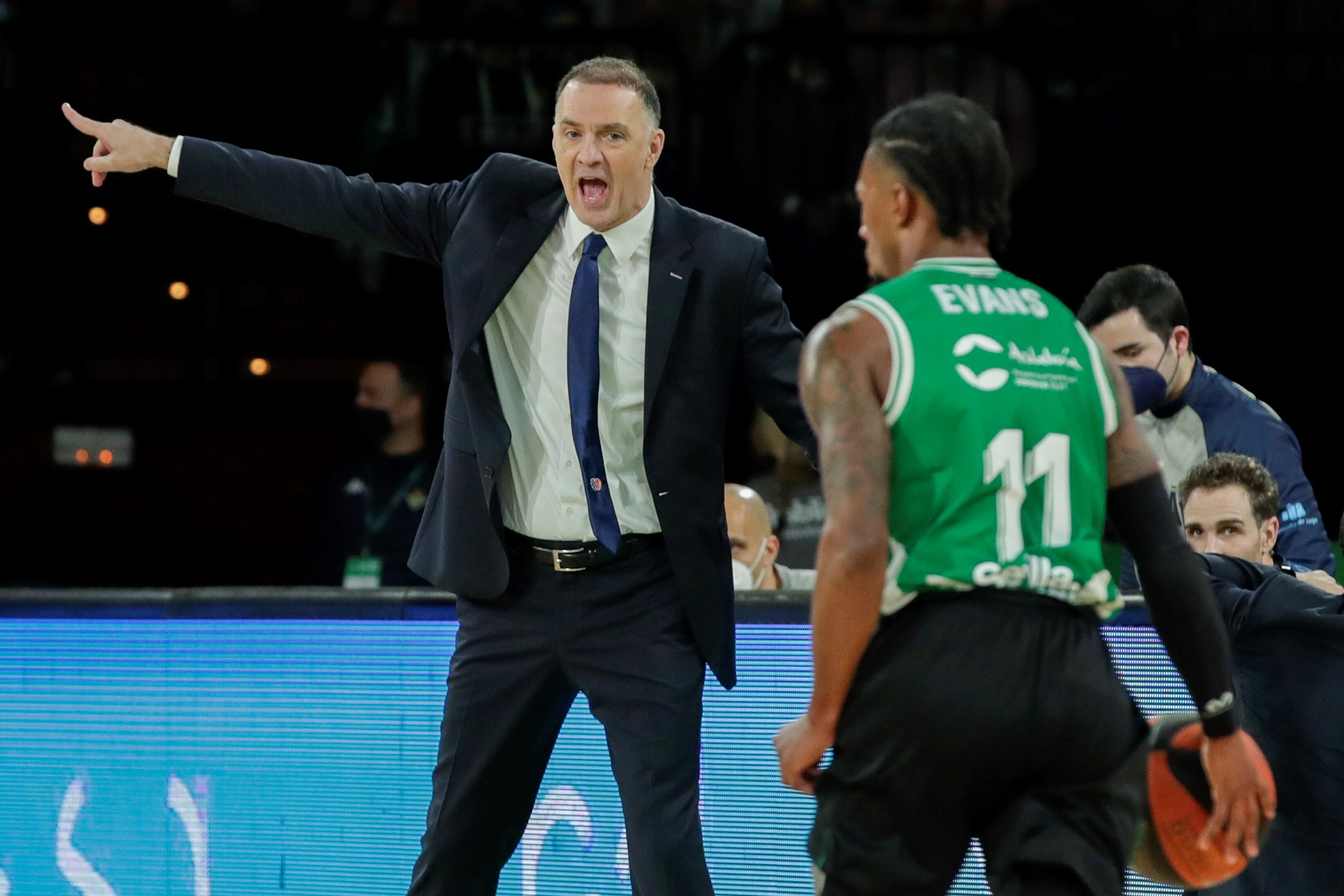 GRAF2337. SEVILLA, 05/02/2022.- Veljko Mrsic, entrenador del Río Breogán, en una jugada del partido ante el Del Coosur Betis de la Jornada 21de la Liga Endesa que estos dos equipos juegan hoy sábado en el Palacio Municipal de Deportes San Pablo en Sevilla. EFE/Julio Muñoz

