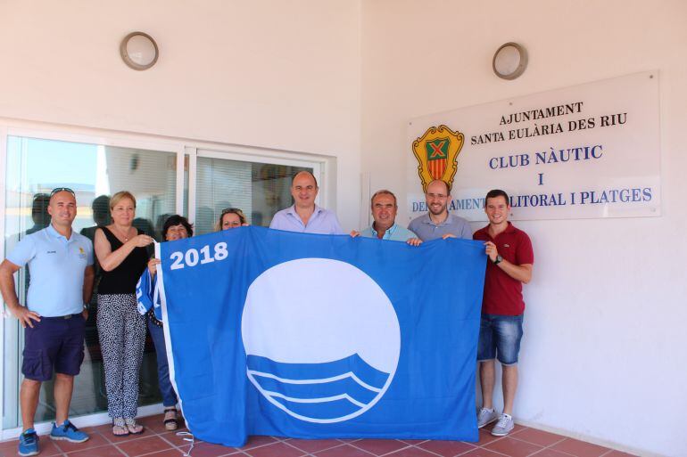 El Consistorio ha entregado las banderas a las concesionarias