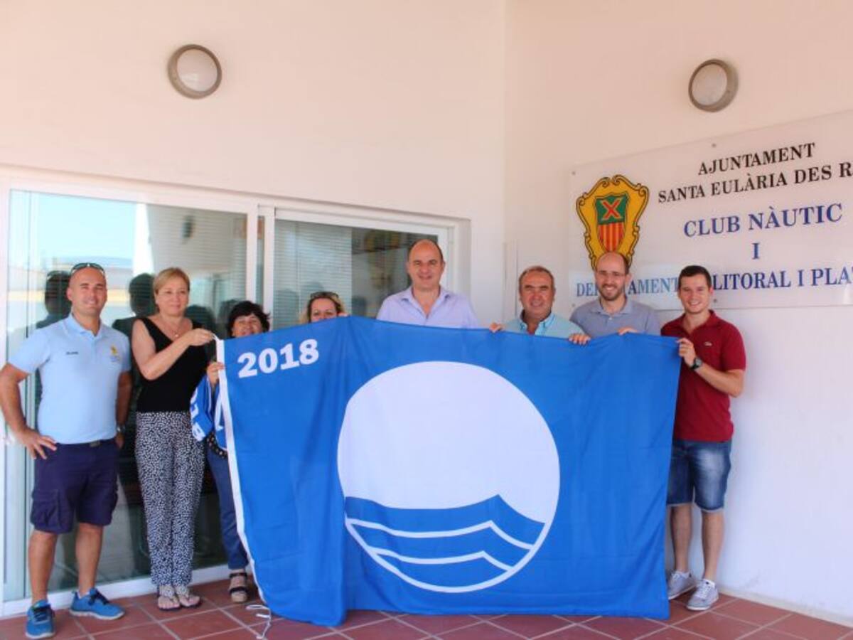 Las banderas azules ya ondean en cuatro playas de Santa Eulària