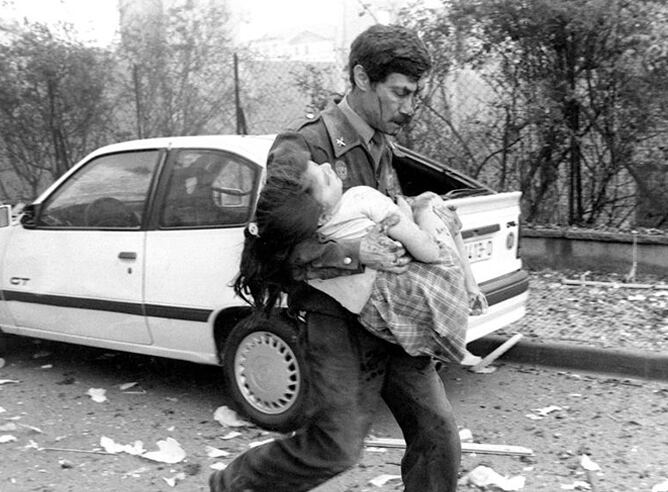 29-5-1991.- Un coche-bomba cargado con 70 kilos de amonal explotó en el interior de la Casa Cuartel de Vic, en Barcelona. La onda expansiva provoca el desplome de las tres plantas del edificio y sólo permanece en pie la fachada principal de la casa cuartel. En este atentado murieron nueve personas y resultaron heridas otras cuarenta y cinco, 19 de ellas de consideración