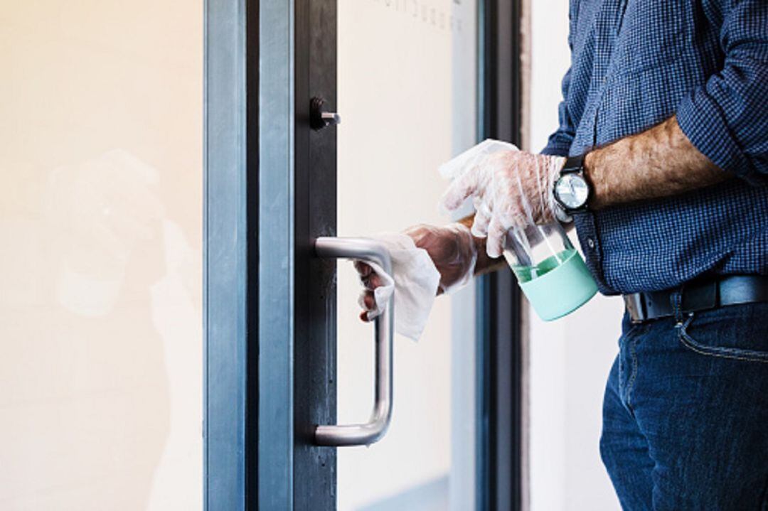 Desinfección de una puerta 