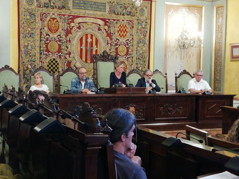 Un moment del ple de tràmit en què s'ha donat compte de la renúncia de Ros a l'alcaldia. Presidit per l'alcaldessa en funcions, Montse Mínguez.