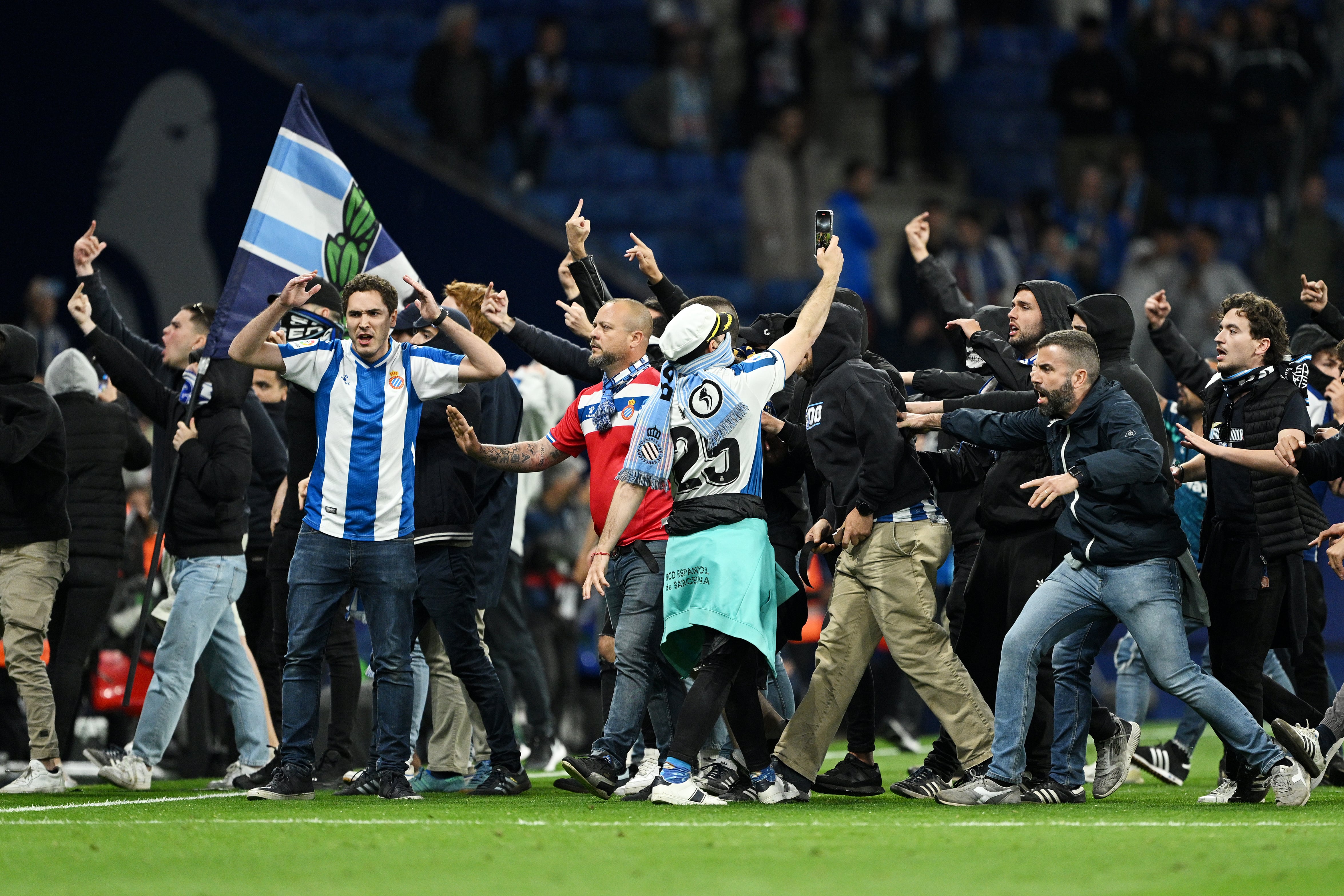 Aficionados del Espanyol invaden el campo.