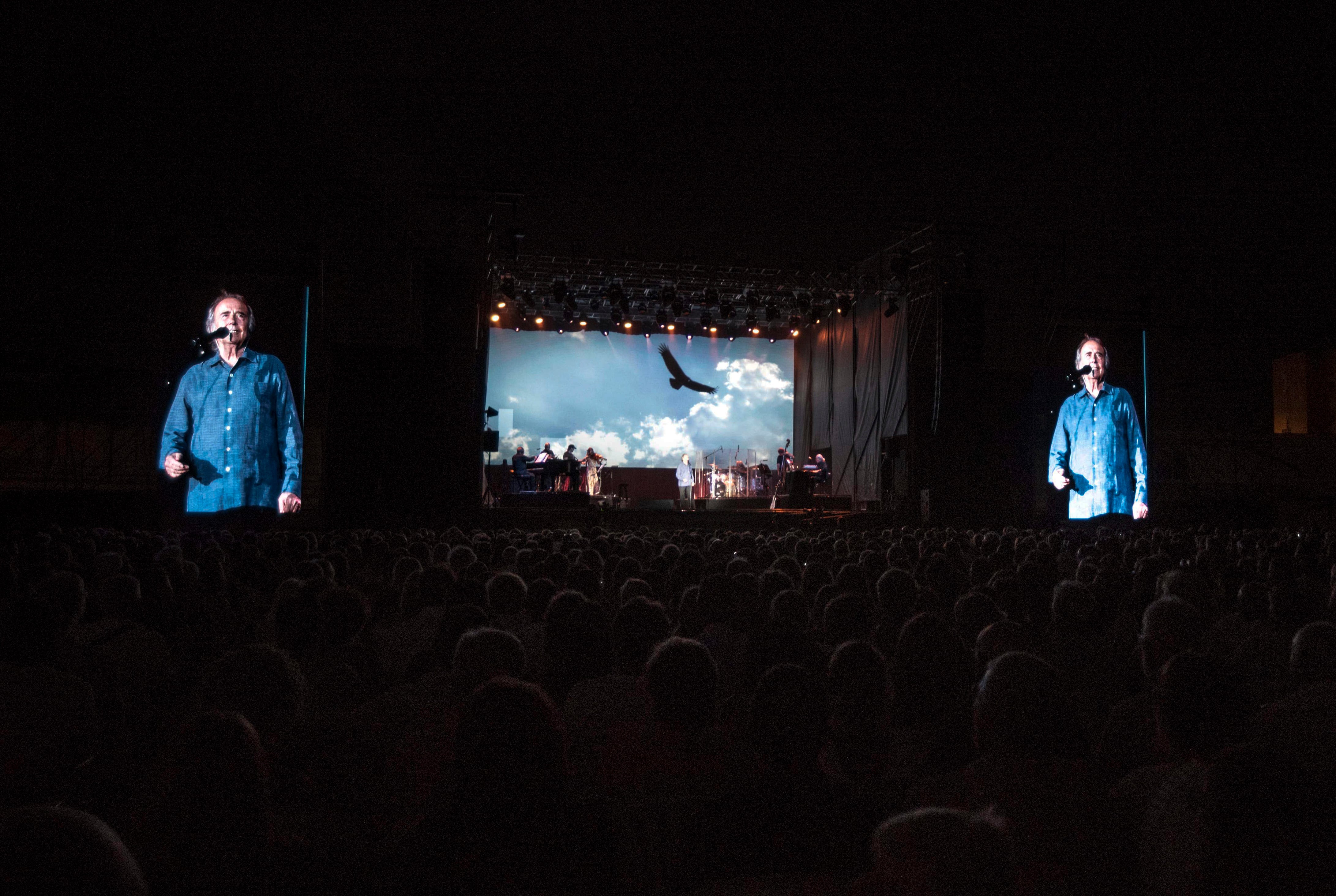 El cantautor Joan Manuel Serrat se ha despedido este miércoles de Menorca en un concierto, enmarcado en su última gira &#039;El vicio de cantar 1965-2022&#039;, que ha reunido a 1.800 personas en el campo de fútbol de San Carlos, en Mahón. EFE/David Arquimbau Sintes