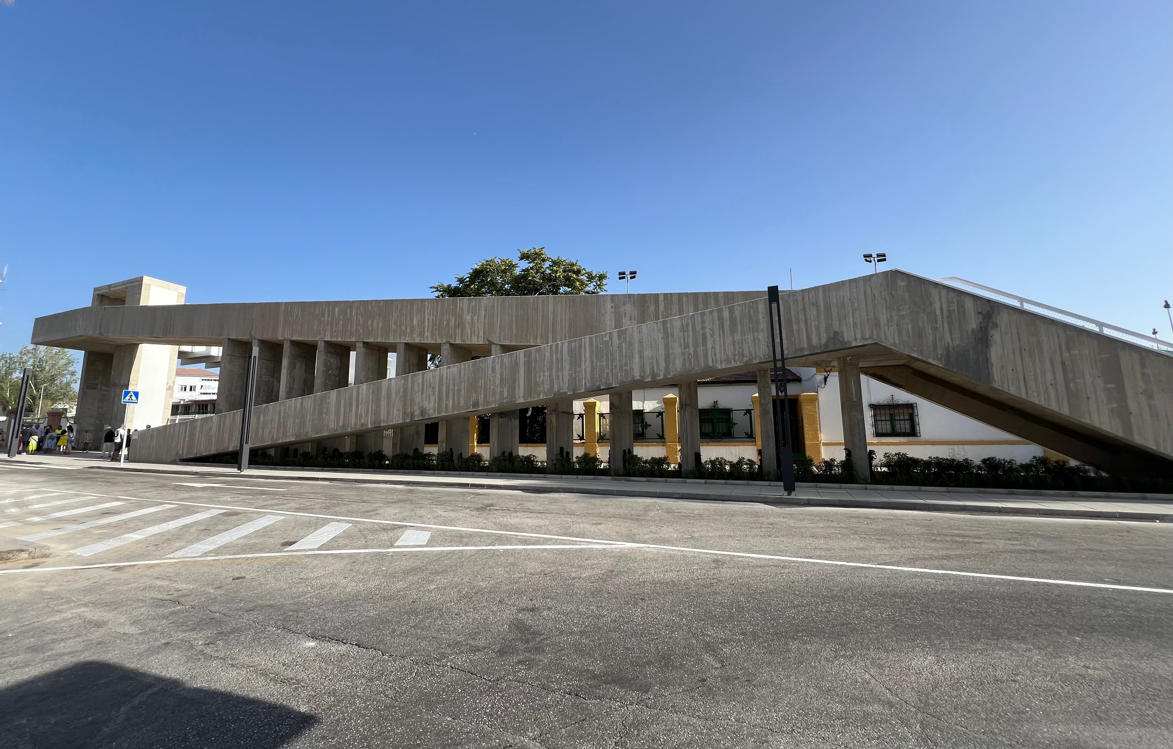 Se ha inaugurado la pasarela peatonal que pasa por encima de las vías del tren, nombrada como &quot;Pasarela de los Estudiantes&quot;