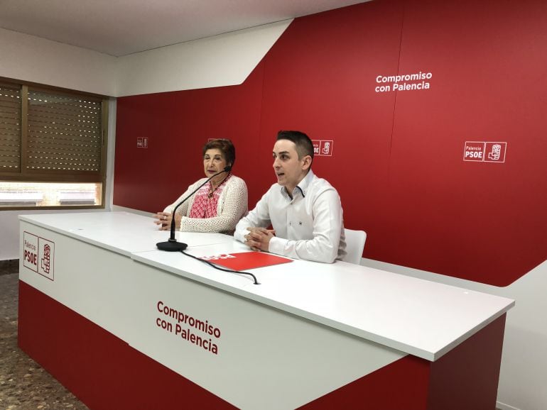 Representantes del PSOE de Paredes de Nava en la sede del partido en Palencia