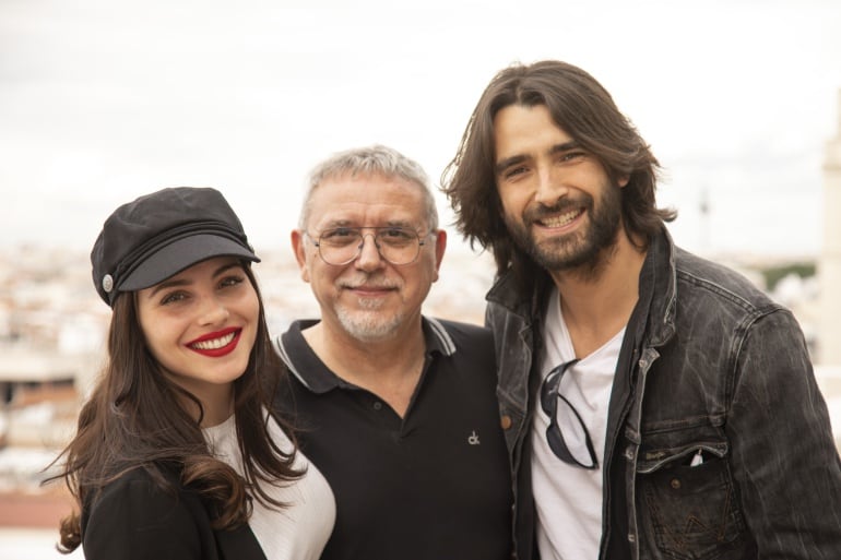 Los actores Andrea Duro y Aitor Luna junto al director de la serie La Catedral del Mar Jordi Frades, tras su entrevista en La Ventana 
 