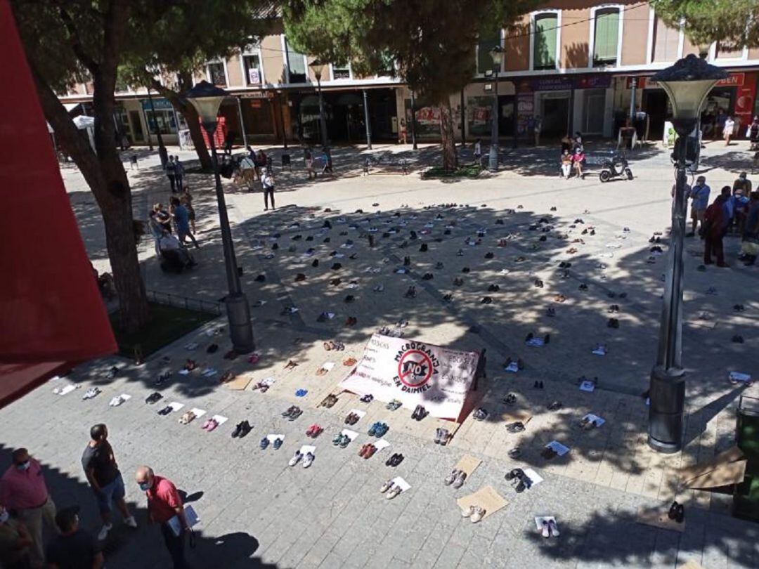 Cientos de pares de zapatos frente al Ayuntamiento de Daimiel para protestar contra el proyecto de macrogranja porcina