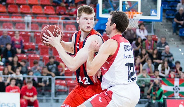 Davis Bertans contra el Manresa en Vitoria en la primera vuelta.
