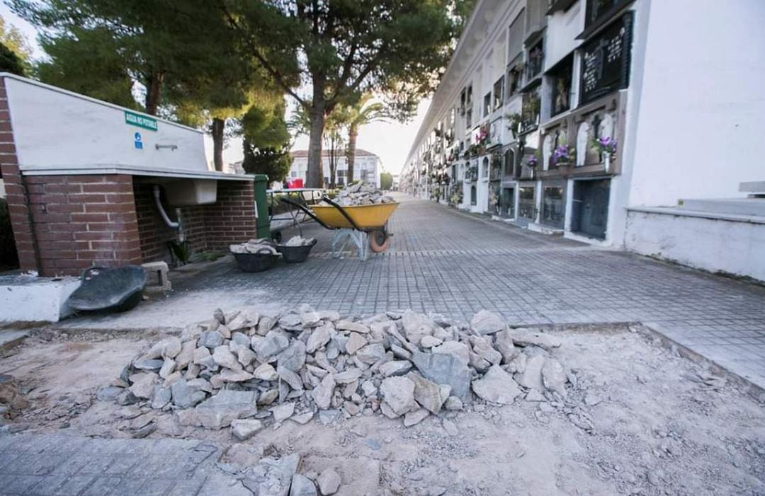 Trabajos en la fosa común del cementerio de Gandia 