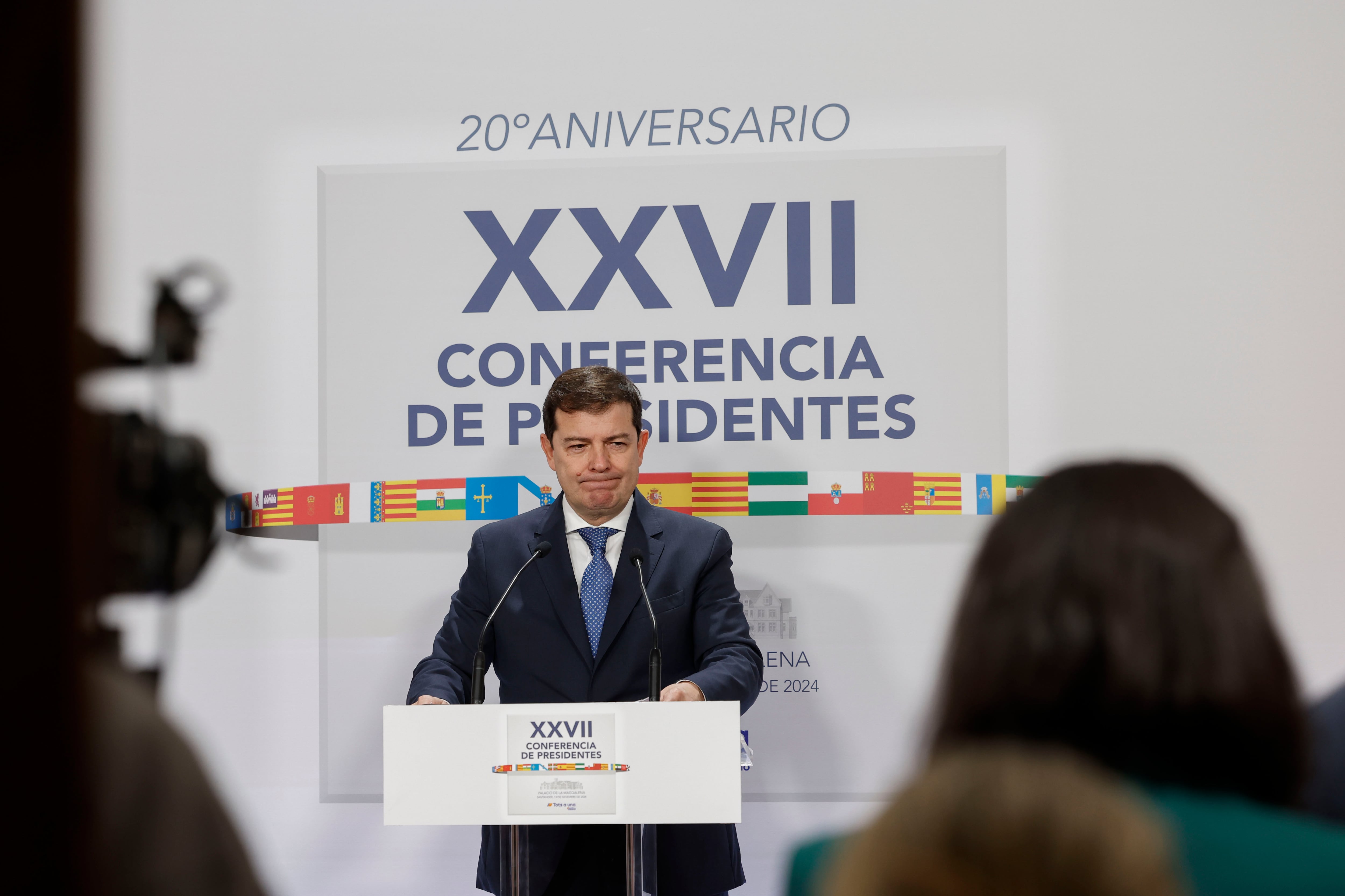 SANTANDER, 13/12/2024.- El presidente de Castilla y León, Alfonso Fernández Mañueco, realiza declaraciones durante la XXVII Conferencia de Presidentes, que se celebra este viernes en Palacio de la Magdalena de Santander.- EFE/ Javier Etxezarreta
