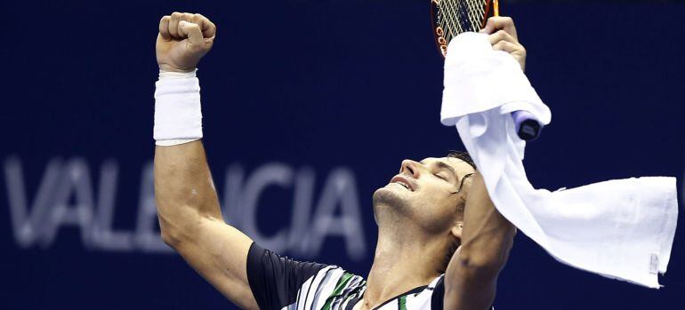 El tenista David Ferrer celebra su victoria durante el partido de octavos de final del Valencia Open 500 que ha disputado contra Fernando Verdasco (detrás) en la Ciudad de las Artes y las Ciencias