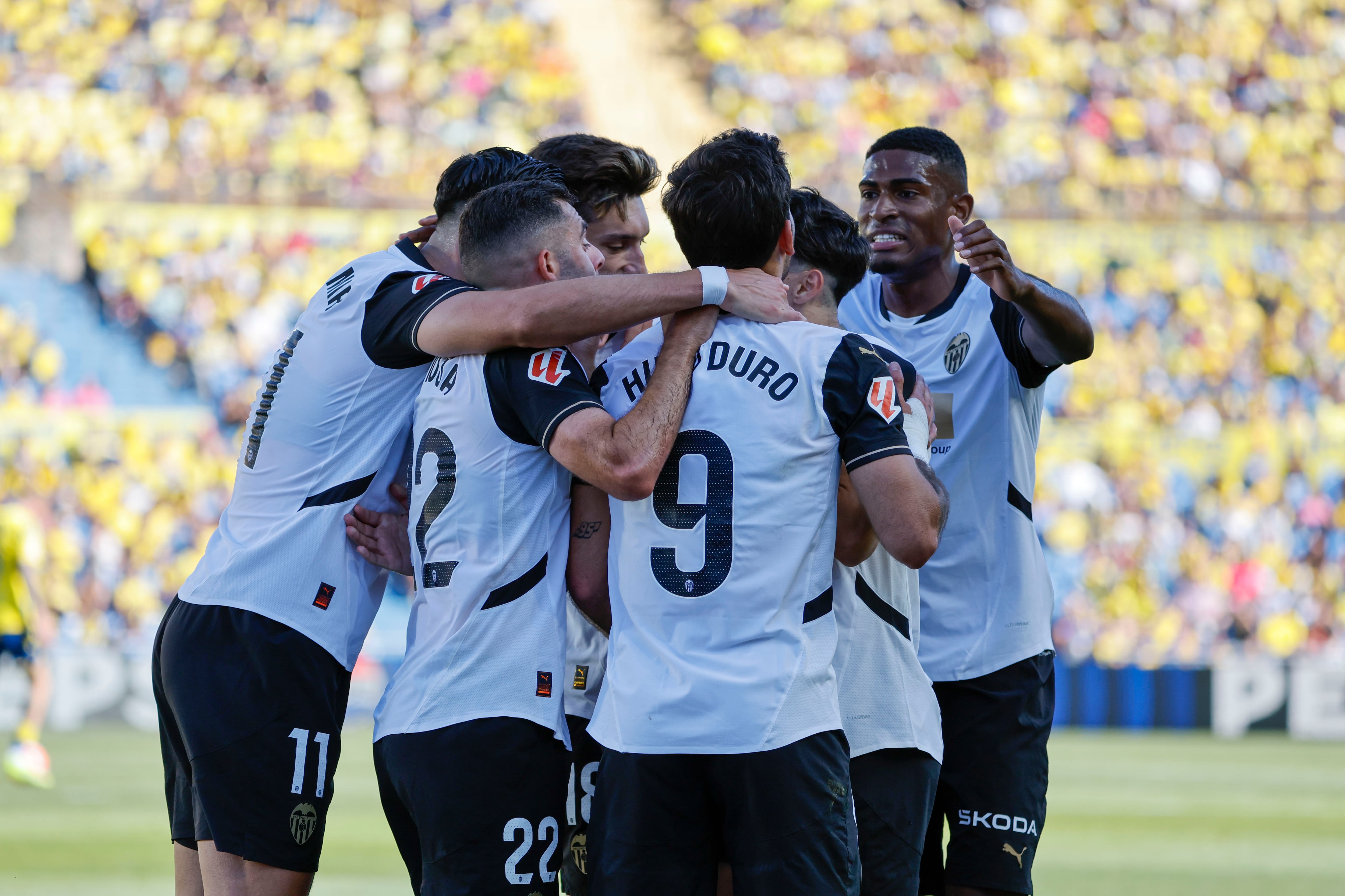 LAS PALMAS DE GRAN CANARIA, 03/05/2025.- El delantero del Valencia Hugo Duro (2-d) celebra tras marcar ante Las Palmas, durante el partido de LaLiga de fútbol que UD Las Palmas y Valencia CF disputan este sábado en el Estadio de Gran Canaria. EFE/Elvira Urquijo