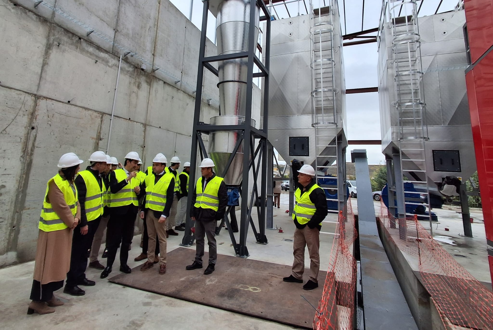 Visita del consejero de Medio Ambiente, Juan Carlos Suarez Quiñones a las obras de renovación de la planta de Biomasa de Cuellar