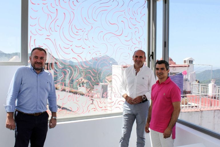 Francisco Conejo visita el Pueblo Museo de Genalguacil